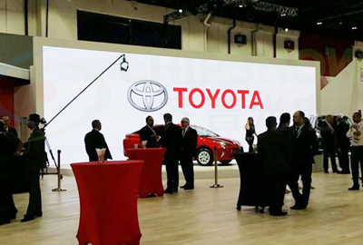 Внутренний светодиодный экран C-MAX P3 на автосалоне в Дубае
